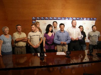 El alcalde firma un convenio con diez asociaciones lorquinas para fomentar su presencia en Internet