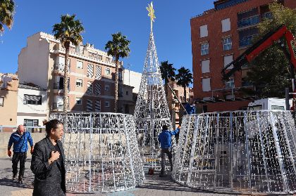 El Ayuntamiento de Lorca elabora 16 rboles de Navidad nuevos que decorarn las calles y plazas de todo el municipio