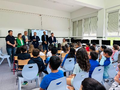 Cerca de 1.000 escolares lorquinos aprenden el trabajo que se realiza en las granjas de la mano de un cmic   
