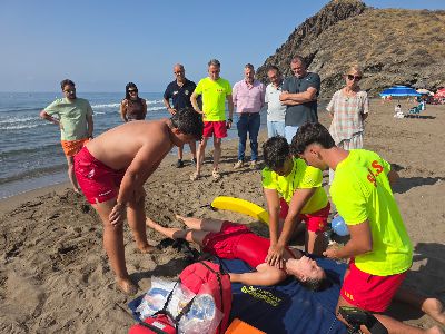 El dispositivo especial de emergencias para el verano en las playas de Lorca contar� con 15 socorristas, veh�culos especiales, tres embarcaciones y una ambulancia