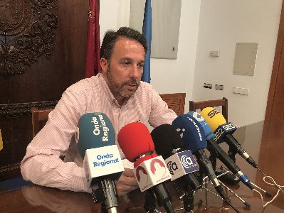 El dispositivo municipal de limpieza para Semana Santa formado por 80 operarios y 12 vehculos presta este ao una atencin especial a los lugares de mxima afluencia