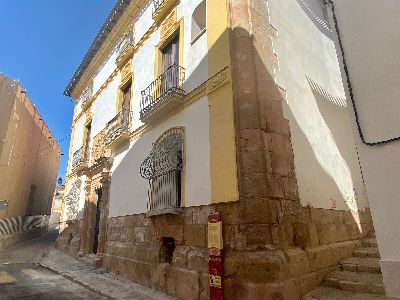 El Ayuntamiento de Lorca lleva a cabo trabajos de mejora en la fachada del Archivo Municipal
