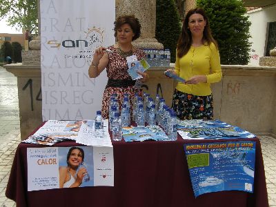 El Ayuntamiento de Lorca realiza una campaa ante el calor con el reparto de 300 botellines de agua, 300 muestras de cremas solares y folletos informativos