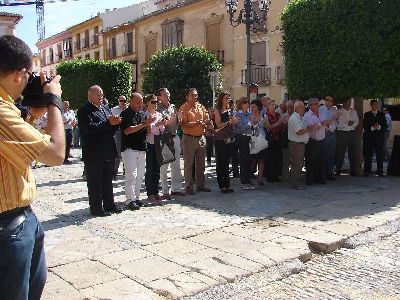 Cinco minutos de silencio por el atentado de ETA que le ha costado la vida al brigada de la Academia Militar de Santoa, Luis Conde de la Cruz