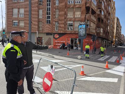 El Ayuntamiento de Lorca protagoniza una nueva actuaci�n  con el repintado de toda la Avenida Juan Carlos I, mejorando la seguridad de conductores y viandantes