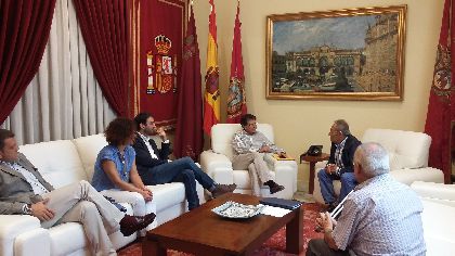 El Alcalde agradece a Juan Pern el mecenazgo del Grupo Pikolinos, que contribuir a la recuperacin del patrimonio daado por los terremotos con 90.000 euros