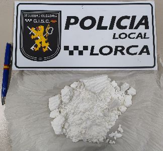 La Polica Local detiene a tres personas por un presunto delito contra la salud pblica incautndose de 102 g de cocana
