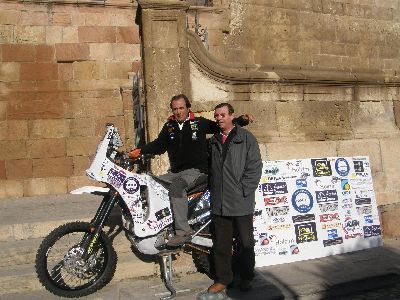 El piloto Manolo Barns presenta la moto con la que participar en el Lisboa-Dakar