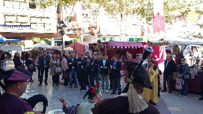 Embutidos caseros, carnes a la brasa, pastelera, juguetes artesanos y orfebrera, entre la amplia oferta de productos del mercado medieval, que se ampla hasta los 130 puestos