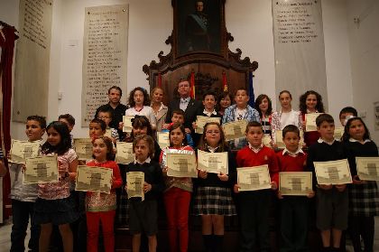 24 frases solidarias de escolares lorquinos sern grabadas en la escultura ''Consuelo'' que se instalar en la Plaza de Coln en el aniversario del 11-M