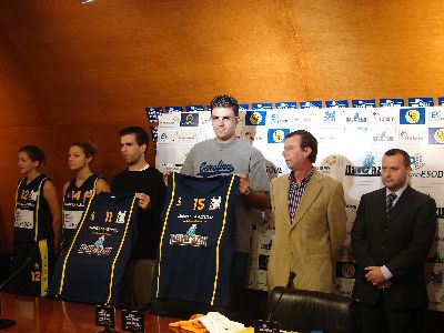 El Concejal de Deportes y Eliocroca presentan a los patrocinadores de la seccin de Baloncesto para la temporada 2007-2008