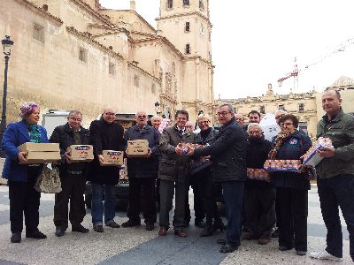 El Alcalde entrega a Critas una donacin de productos infantiles obtenida gracias a la Gala de Navidad realizada por los Pedneos de Lorca