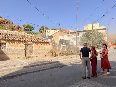 El Ayuntamiento ejecuta el primer derribo de un inmueble en su lucha contra la infravivienda y el control de los empadronamientos en todo el municipio