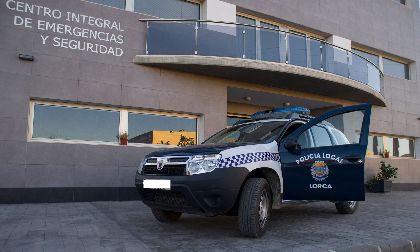 Detenido por un presunto robo de un telfono con violencia en la Calle Prez Casas por agentes de la Polica Local
