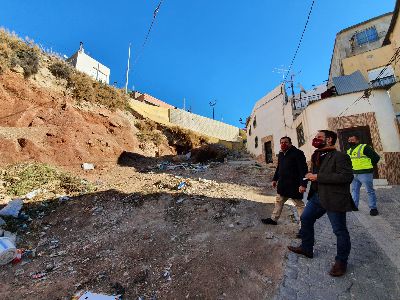 El Ayuntamiento inicia la limpieza de varios solares del barrio de San Cristbal que acumulan gran cantidad de basura
