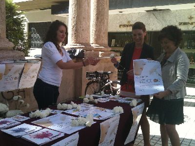 El Ayuntamiento de Lorca cambia cigarrillos por cientos de claveles en el Da Mundial sin Tabaco bajo el lema ''Cambia de olor''