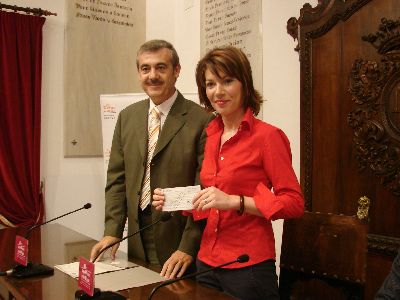 Mari Carmen Ruiz recibe de La Caixa un cheque de cerca de 8.000 euros como ayuda para la celebracin el Da del Mayor de la Feria de Lorca 2007