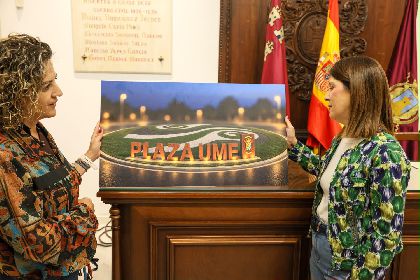 Contin�an los trabajos de adecuaci�n en la rotonda de acceso a Lorca desde la carretera de Murcia dedicada a la UME