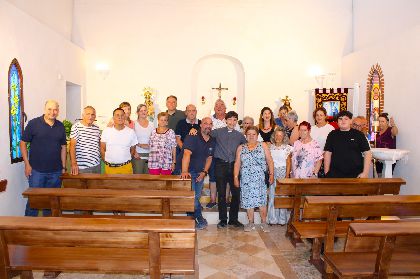El alcalde de Lorca entrega a los vecinos de Las Terreras nuevo mobiliario para equipar la ermita tras su reciente restauraci�n