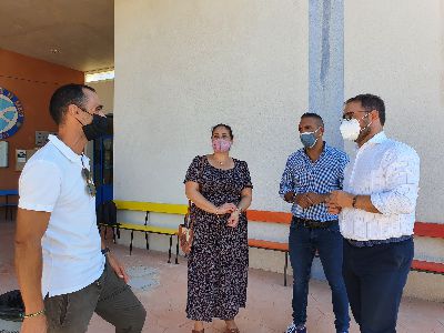 El alcalde de Lorca asiste al inicio de un nuevo curso escolar que recupera la presencialidad en las aulas