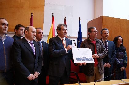 Paradores entrega una ayuda econmica para contribuir a los fondos de la Mesa Solidaria