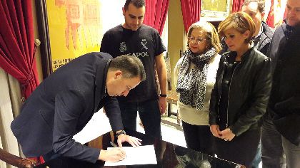 El Alcalde de Lorca y todos los concejales de su Ejecutivo Municipal respaldan la equiparacin salarial solicitada por Polica Nacional y Guardia Civil y firman su ILP