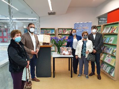 La Biblioteca ''Pilar Barns'' recibe un ejemplar ilustrado de 'El Quijote' de Maruja Sastre