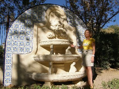 La Escuela Taller mejora el estado de Las Alamedas con la reparacin de los bancos de piedra y la fuente ornamental
