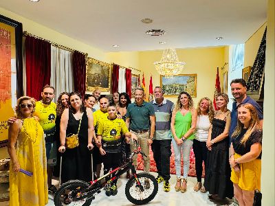 El alcalde de Lorca desea suerte al joven piloto lorquino Alfonso Mndez para el Mundial de trialbici del prximo fin de semana