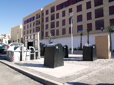 La Avenida Paso Encarnado estrena contenedores soterrados para la recogida de basura domstica y la fraccin selectiva