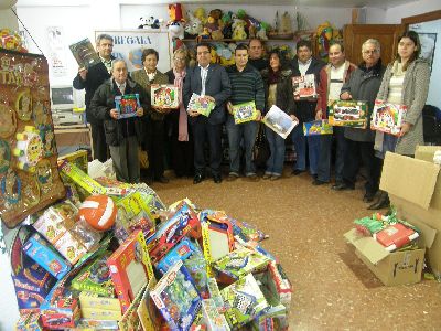 Los alcaldes pedneos de Lorca donan por primera vez a Cruz Roja ms de 400 juguetes para familias necesitadas del municipio