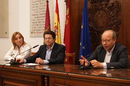 El alcalde mantiene una reunin de trabajo con responsables de la Unin Europea para avanzar en la obtencin de ayudas para la recuperacin fsica y econmica del municipio tras los terremotos