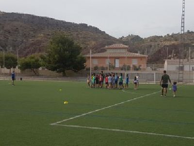 El campo municipal ''Alfonso Embarre'' acoge los martes y jueves de este mes de julio la Escuela de Verano de Rugby, organizada por la Concejala de Deportes y el Club Rugby Lorca 