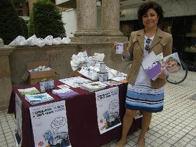 El Ayuntamiento de Lorca recuerda con una mesa informativa que ''el tabaco no slo perjudica tu salud''