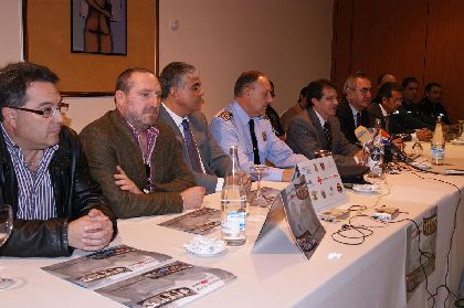 Un calendario solidario homenajea en sus pginas a los servicios de seguridad y emergencias que trabajaron en la recuperacin de la ciudad tras los terremotos