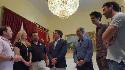 El Alcalde de Lorca recibe a los protagonistas del musical ''El libro de la Selva. La aventura de Mowgli'' tras ganar el galardn a Mejor Musical Infantil en los IX Premios del Teatro Musical