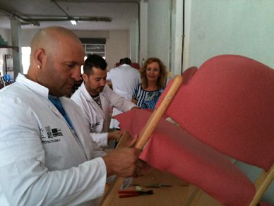 Una decena de desempleados lorquinos aprende el oficio de tapicero rehabilitando mobiliario del Ayuntamiento