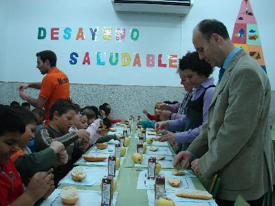 364  escolares de Primaria de una decena de colegios del municipio de Lorca participan en los desayunos saludables