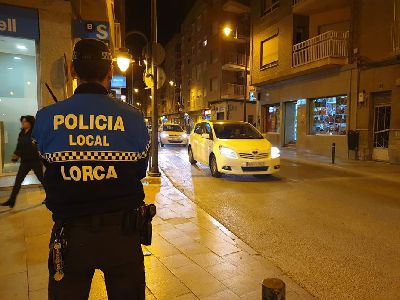Agentes de la Polica Local detienen a una persona como presunto autor de la comisin de un delito de trfico de drogas e inmovilizan su vehculo