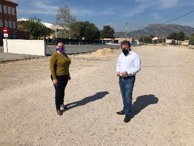 El Ayuntamiento aprueba el acondicionamiento del solar junto al colegio de Campillo para habilitarlo como aparcamiento