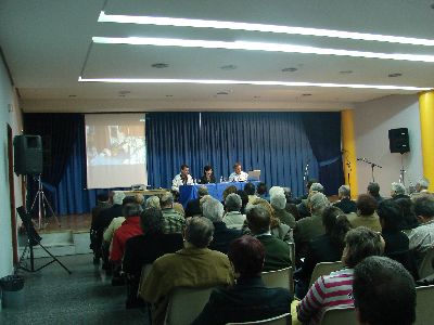 Rosa Medina asiste en medio de una gran expectacin a la presentacin del libro ?Auroros y animeros de la Regin?, del escritor lorquino Joaqun Gris