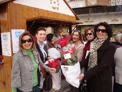 Alzheimer-Lorca vende ms de medio millar de flores de Pascua en su tradicional cuestacin benfica de Navidad