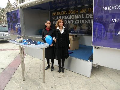 Una unidad mvil informa en la Plaza Caldern sobre el Plan Regional de Seguridad Ciudadana