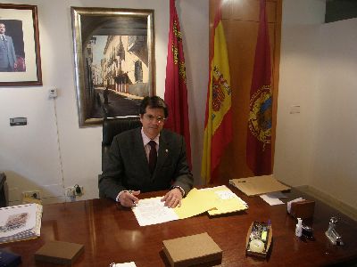 El Alcalde recuerda a Bermejo que el Ayuntamiento ha solicitado ya en 3 ocasiones a la Vicepresidenta del Gobierno una reunin para exponerle el proyecto de auditorio sin obtener respuesta.