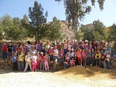 Medio centenar de alumnos del colegio Villaespesa participan en una jornada de plantacin de pinos organizada por el Ayuntamiento