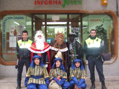 Los emisarios de los Reyes Magos se acercan a los colegios de Lorca para recibir las cartas de los nios