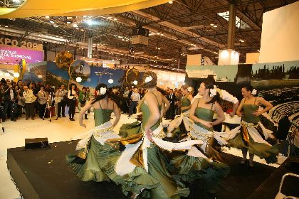Las bailarinas de Maria Teresa Lazareno cautivan el corazn de los visitantes a Fitur 2.008