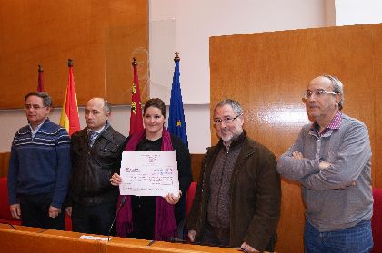 La Concejal de Cultura recibe una ayuda solidaria de 627 ? por parte de las corales lorquinas participantes en el concierto benfico de Navidad