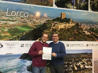 La Concejala de Turismo hace entrega de un cheque a la protectora de animales ''Faunasol'' con la recaudacin de las actividades que se realizaron por San Antn en el Castillo