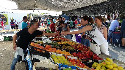 La concejala de Comercio anima a los interesados en contar con un puesto en el mercado semanal o en la Plaza de Abastos a presentar sus solicitudes en la sede de la OMIC  